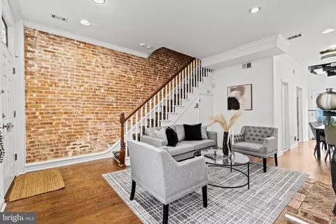 Living - 611 10th St NE, Washington, DC 20002 photo 2 of 7