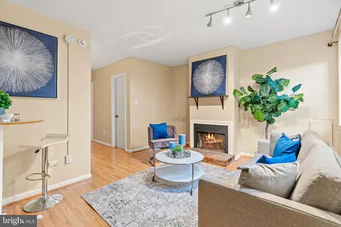 Living - 611 10th St NE, Washington, DC 20002 photo 6 of 7