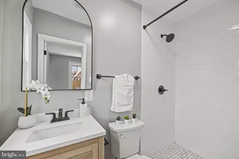 Bath - 600 Oglethorpe St NW, Washington, DC 20011 photo 4 of 5