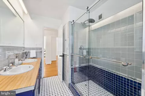 Bath - 4430 Hadfield Ln NW, Washington, DC 20007 photo 3 of 6