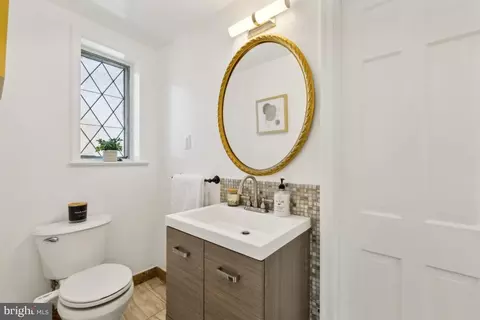 Bath - 4430 Hadfield Ln NW, Washington, DC 20007 photo 1 of 6