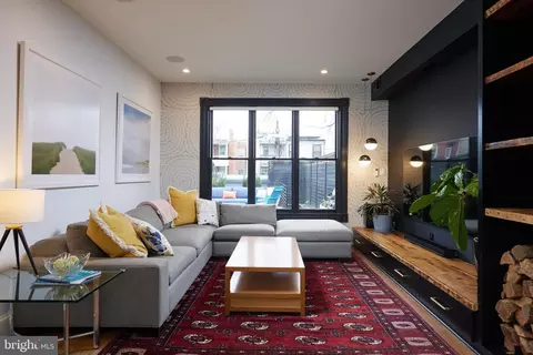 Living - 913 7th St NE, Washington, DC 20002 photo 5 of 10