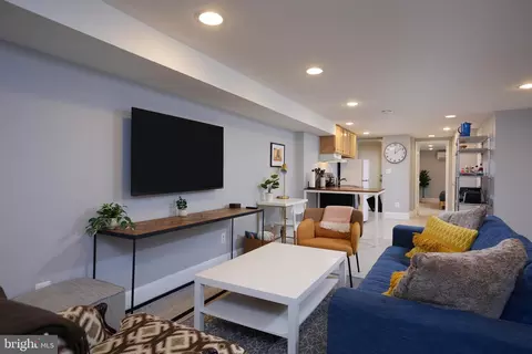 Living - 913 7th St NE, Washington, DC 20002 photo 9 of 10