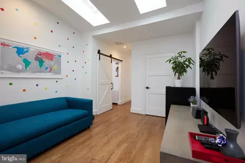 Living - 913 7th St NE, Washington, DC 20002 photo 8 of 10