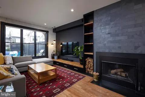 Living - 913 7th St NE, Washington, DC 20002 photo 4 of 10