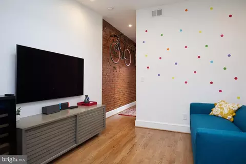 Living - 913 7th St NE, Washington, DC 20002 photo 7 of 10