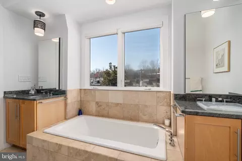 Bath - 2139 Tunlaw Rd NW, Washington, DC 20007 photo 3 of 8