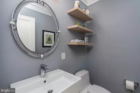 Bath - 2139 Tunlaw Rd NW, Washington, DC 20007 photo 1 of 8