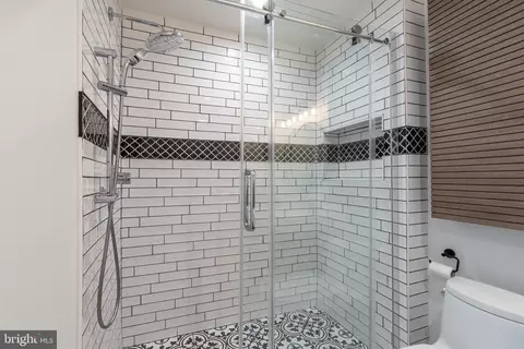 Bath - 2139 Tunlaw Rd NW, Washington, DC 20007 photo 6 of 8