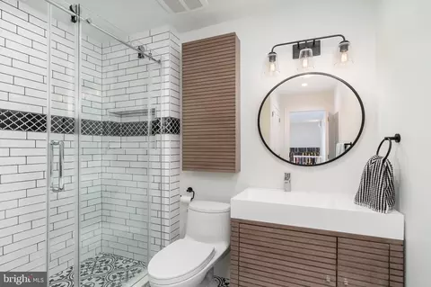 Bath - 2139 Tunlaw Rd NW, Washington, DC 20007 photo 5 of 8