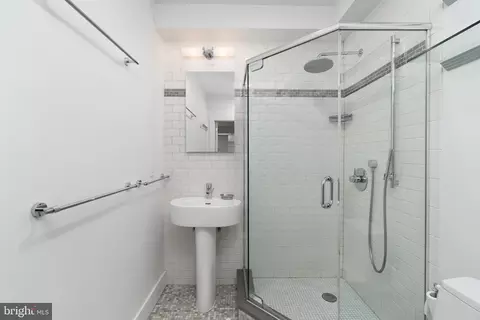 Bath - 2139 Tunlaw Rd NW, Washington, DC 20007 photo 7 of 8