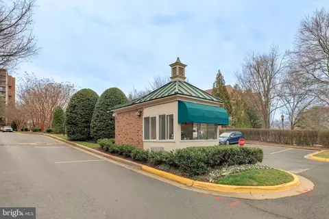 View/Area - 3209 Sutton Pl NW #A, Washington, DC 20016 photo 4 of 4