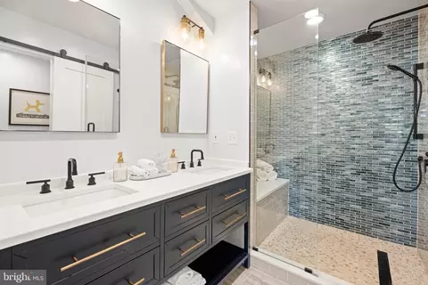 Bath - 1719 5th St NW #B, Washington, DC 20001 photo 3 of 6