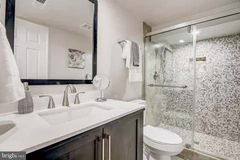 Bath - 337 17th Pl NE, Washington, DC 20002 photo 2 of 4
