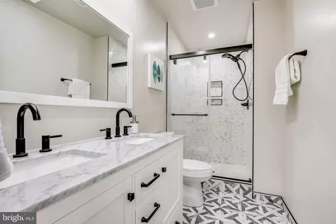 Bath - 337 17th Pl NE, Washington, DC 20002 photo 3 of 4