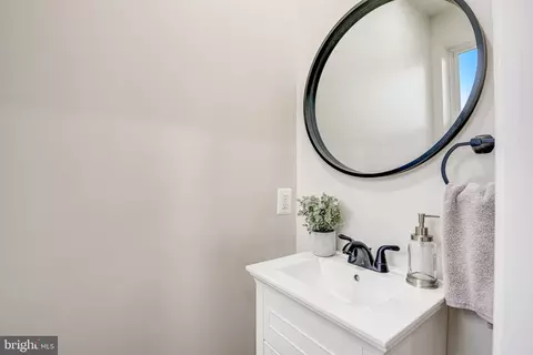 Bath - 337 17th Pl NE, Washington, DC 20002 photo 1 of 4