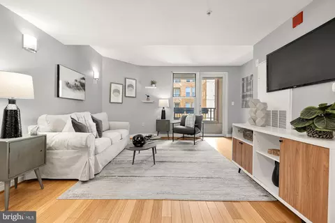 Living - 915 E Street St NW #814, Washington, DC 20004 photo 3 of 7