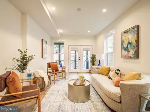 Living - 917 7th St NE #1, Washington, DC 20002 photo 5 of 12