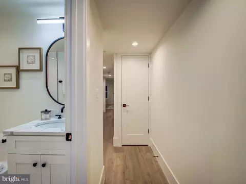 Bath - 917 7th St NE #1, Washington, DC 20002 photo 5 of 9