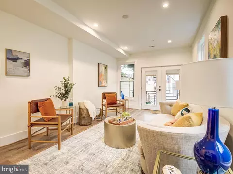 Living - 917 7th St NE #1, Washington, DC 20002 photo 10 of 12