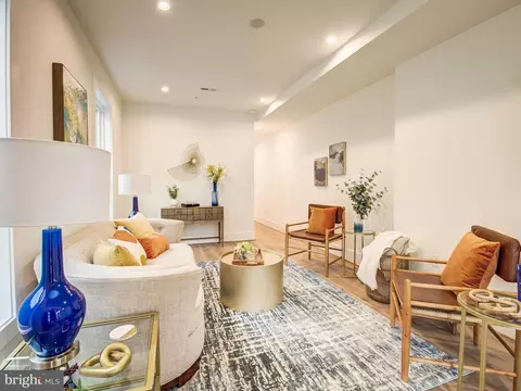 Living - 917 7th St NE #1, Washington, DC 20002 photo 4 of 12
