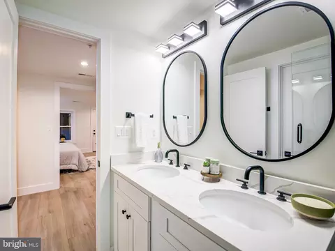 Bath - 917 7th St NE #1, Washington, DC 20002 photo 4 of 9