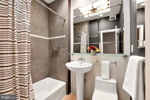 Bath - 606 A St NE, Washington, DC 20002 photo 5 of 6
