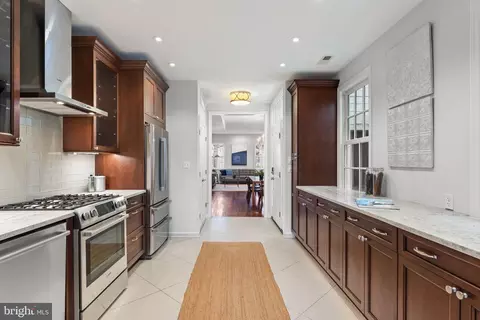 Entry Way - 529 6th St SE, Washington, DC 20003 photo 4 of 11
