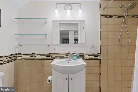 Bath - 550 23rd Pl NE, Washington, DC 20002 photo 2 of 2