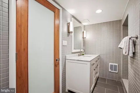 Bath - 523 14th St SE, Washington, DC 20003 photo 5 of 7