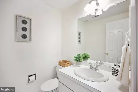 317 NE 10th NE #3, Washington, DC 20002 photo 14