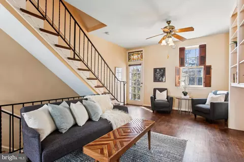 Living - 604 E Se SE, Washington, DC 20003 photo 2 of 5