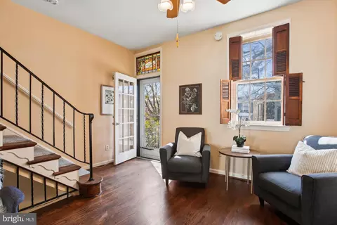 Living - 604 E Se SE, Washington, DC 20003 photo 5 of 5