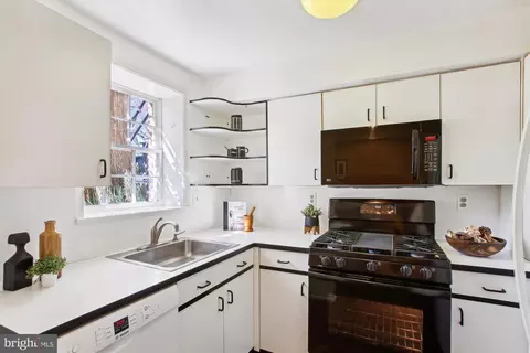 Kitchen - 604 E Se SE, Washington, DC 20003 photo 1 of 1