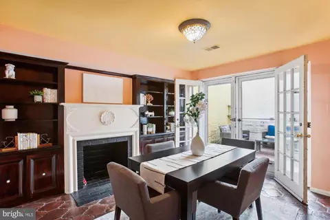 Dining - 604 E Se SE, Washington, DC 20003 photo 1 of 3