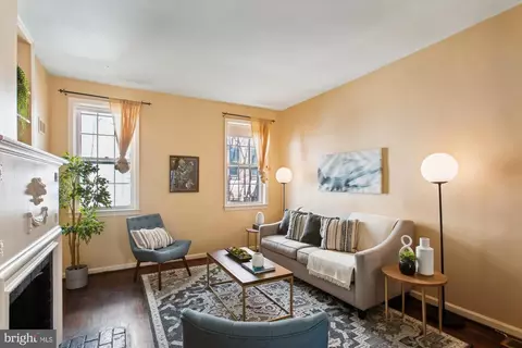 Living - 604 E Se SE, Washington, DC 20003 photo 4 of 5