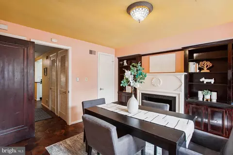 Dining - 604 E Se SE, Washington, DC 20003 photo 3 of 3