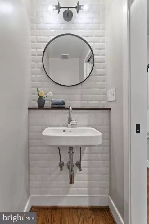 Bath - 415 23rd Pl NE, Washington, DC 20002 photo 2 of 7