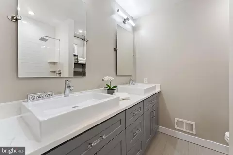 Bath - 415 23rd Pl NE, Washington, DC 20002 photo 3 of 7