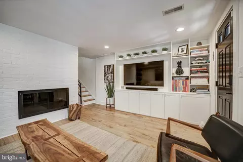 Living - 517 10th St SE, Washington, DC 20003 photo 2 of 5