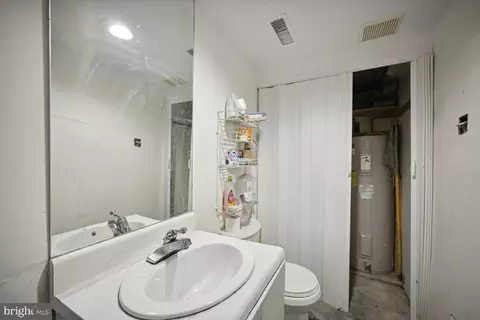 Bath - 614 614 A St SE #REAR, Washington, DC 20003 photo 3 of 3