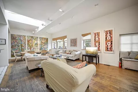 Living - 614 614 A St SE #REAR, Washington, DC 20003 photo 2 of 5
