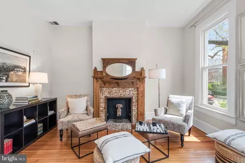 Living - 1625 1st St NE, Washington, DC 20002 photo 3 of 8