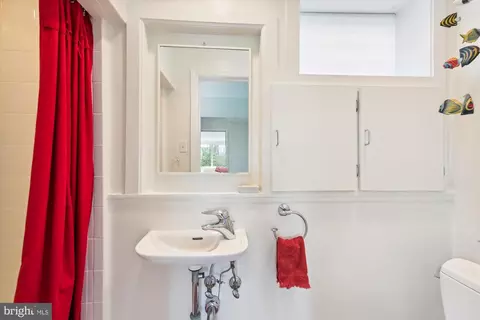 Bath - 4709 Berkeley Ter NW, Washington, DC 20007 photo 4 of 4