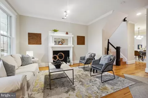 Living - 637 10th St NE, Washington, DC 20002 photo 3 of 15