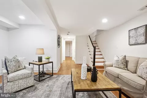 Living - 637 10th St NE, Washington, DC 20002 photo 13 of 15