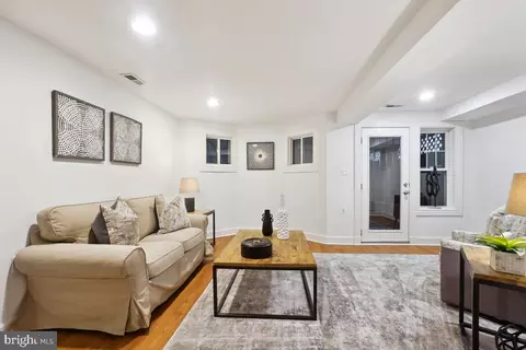 Living - 637 10th St NE, Washington, DC 20002 photo 12 of 15
