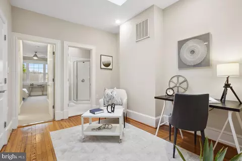 Living - 637 10th St NE, Washington, DC 20002 photo 11 of 15