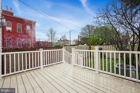 Exterior - 637 10th St NE, Washington, DC 20002 photo 5 of 8