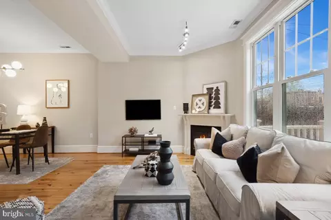 Living - 637 10th St NE, Washington, DC 20002 photo 7 of 15